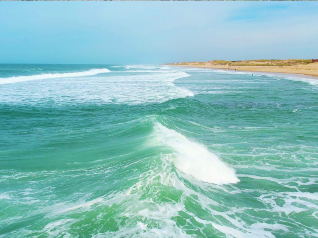 Photo aérienne par drone sur bord de plage